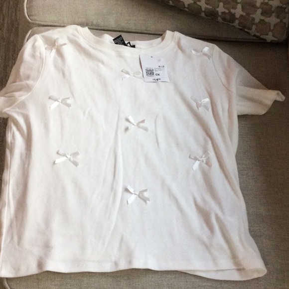 Forever 21 White Short Sleeve Tee with Bow Accents - Picture 3 of 4